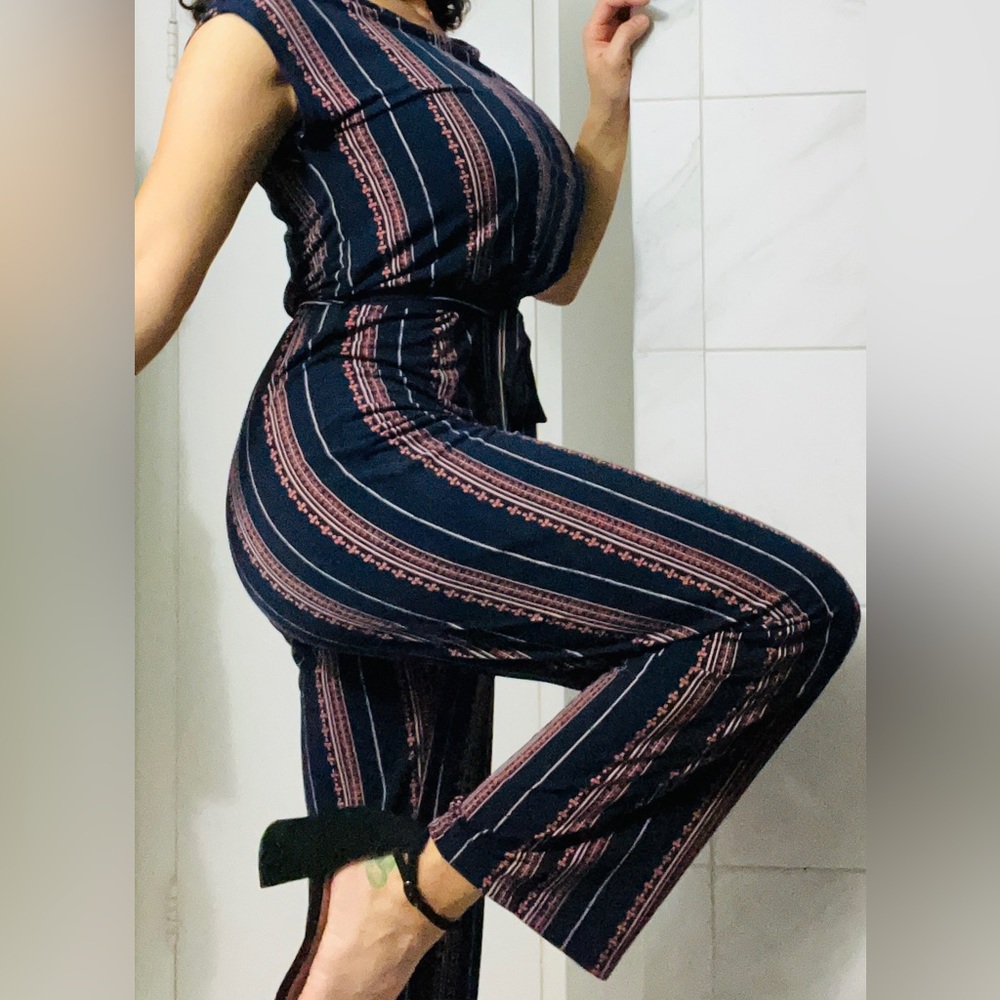 Enfocus studio. Only worn once, nice stretch. Blue with pattern. Size 6.